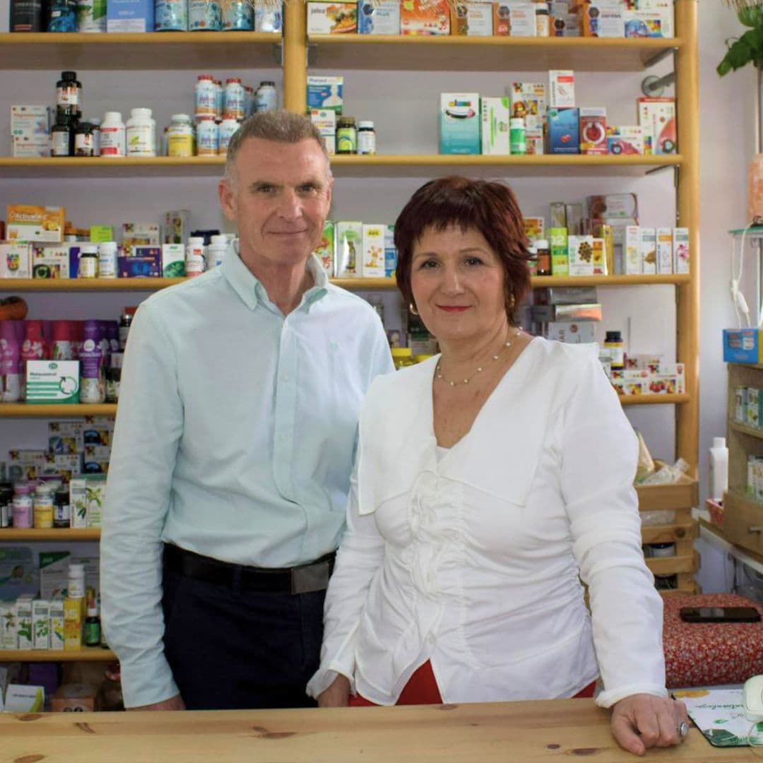 Paco y Mary en su herbolario